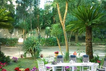 تختخواب و صبحانه Aedes Resort