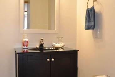 هتل Holman's Heritage Suites