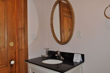 هتل Holman's Heritage Suites