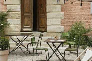 تختخواب و صبحانه La Maison Rouge D Uzes