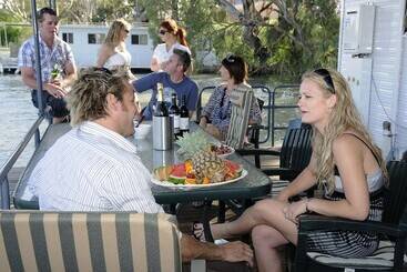 هتل Renmark River Villas And Boats & Bedzzz