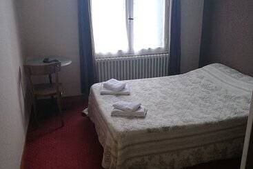 هتل Hôtel Au Jardin St Michel
