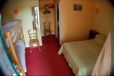 هتل Hôtel Au Jardin St Michel