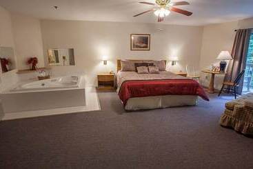 هتل Maggie Valley Creekside Lodge