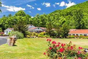 هتل Maggie Valley Creekside Lodge