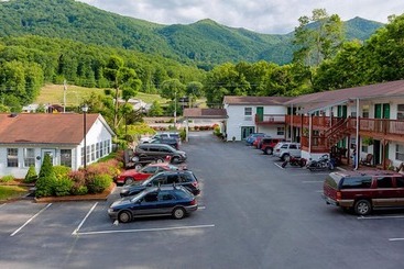 هتل Maggie Valley Creekside Lodge