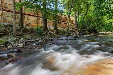 هتل Maggie Valley Creekside Lodge