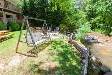 هتل Maggie Valley Creekside Lodge