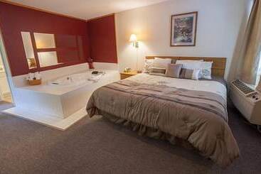 هتل Maggie Valley Creekside Lodge