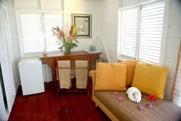 هتل Barefoot Suites