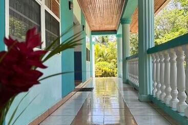 هتل Seagrape Plantation Resort