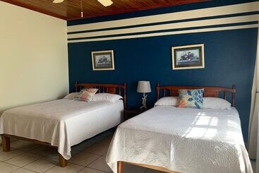 هتل Seagrape Plantation Resort