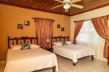 هتل Seagrape Plantation Resort