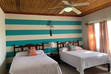 هتل Seagrape Plantation Resort