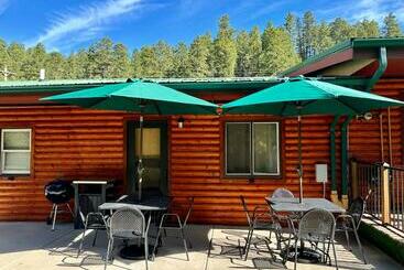 مُتل Whitetail Creek Resort