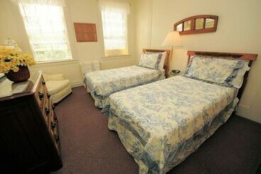 Pensionat Languedoc Inn & 3 Hussey St Guest House