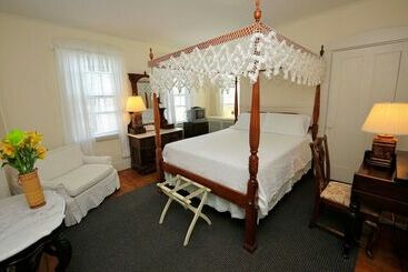 Pensionat Languedoc Inn & 3 Hussey St Guest House