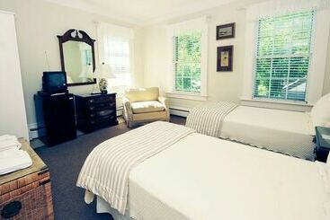 Pensionat Languedoc Inn & 3 Hussey St Guest House