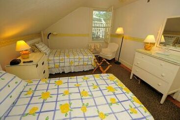 Pensionat Languedoc Inn & 3 Hussey St Guest House