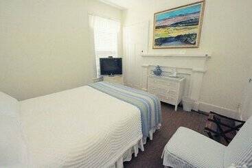 Pensionat Languedoc Inn & 3 Hussey St Guest House