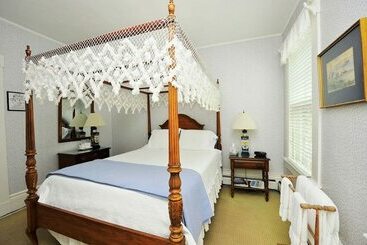 Pensionat Languedoc Inn & 3 Hussey St Guest House