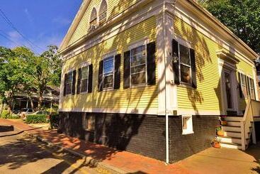 Pensionat Languedoc Inn & 3 Hussey St Guest House