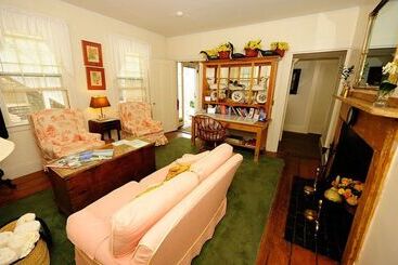 Pensionat Languedoc Inn & 3 Hussey St Guest House