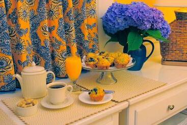 Pensionat Languedoc Inn & 3 Hussey St Guest House