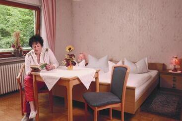 تختخواب و صبحانه Pension Burk