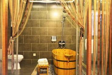 هتل Shaoxing Laotaimen Luxun Native Place Youth Hostel
