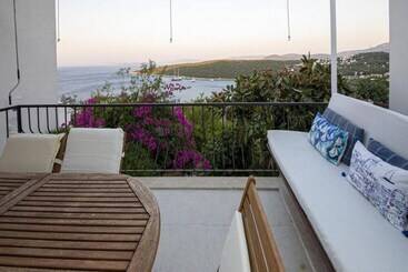 Lovely Triplex With Fantastic Sea View In Turkbuku