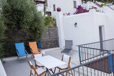 Lovely Triplex With Fantastic Sea View In Turkbuku