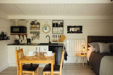 Caban Du Bach Pembroke With Private Garden