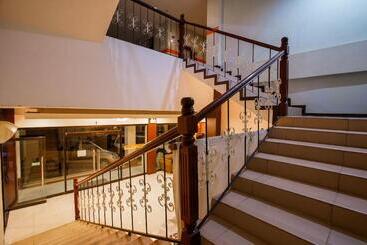 هتل Edmundo By Oyo Rooms