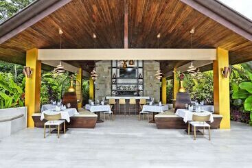 هتل Golden Pineapple Villas