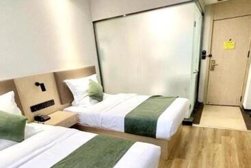 هتل Green Tree Inn Xinjiang Uygur Autonomous Region Korla Bazhou Bus Terminal Beishan Road Express