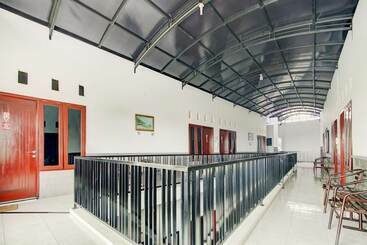 هتل Super Capital O 90151 Guest House 180