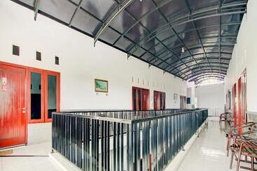 هتل Super Capital O 90151 Guest House 180
