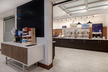 هتل Holiday Inn Express & Suites   Detroit   Dearborn, An Ihg
