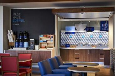 هتل Holiday Inn Express & Suites   Detroit   Dearborn, An Ihg