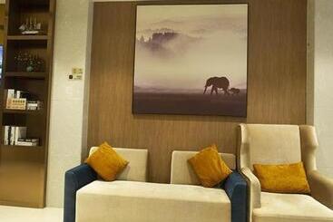 هتل Jtour Inn Huanggang Wuxue City Square