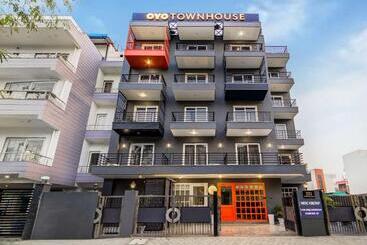 酒店 Townhouse Golf Course Road