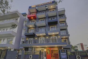 酒店 Townhouse Golf Course Road