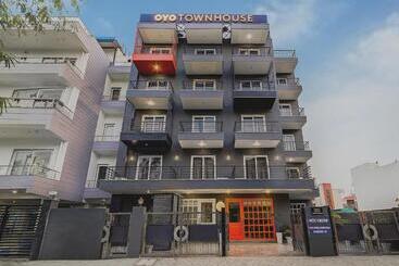 酒店 Townhouse Golf Course Road