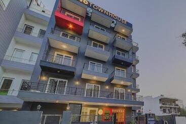 酒店 Townhouse Golf Course Road