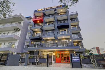酒店 Townhouse Golf Course Road