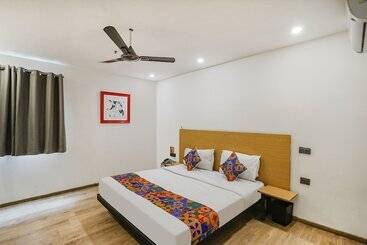 Oyo Townhouse 390 The Madhav Sector 58 Noida - 뉴델리