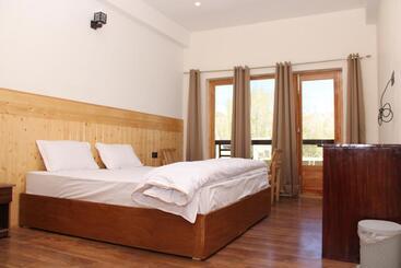 هتل Leh Crown Inn