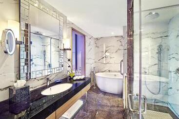هتل Vivanta Navi Mumbai Turbhe