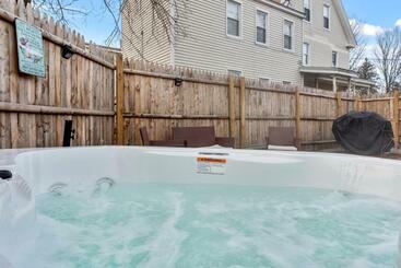New!! Lovely Unit W/ Private Hot Tub And Patio!
